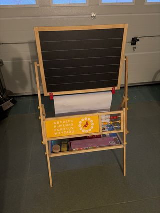 Pizarra de madera infantil con accesorios