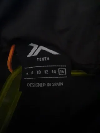 Abrigo negro con capucha talla 16