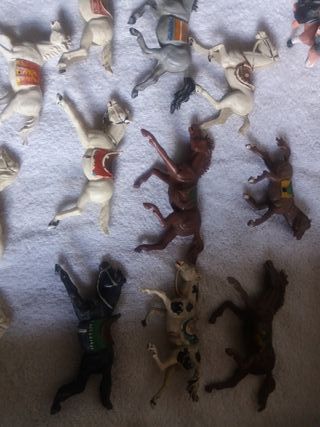 LOTE CABALLOS GOMA Y PLÁSTICO OESTE MÁS CURA PESEB