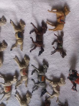 LOTE CABALLOS GOMA Y PLÁSTICO OESTE MÁS CURA PESEB