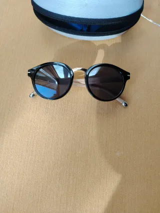 Gafas de sol negras y marrones