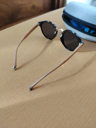 Gafas de sol negras y marrones