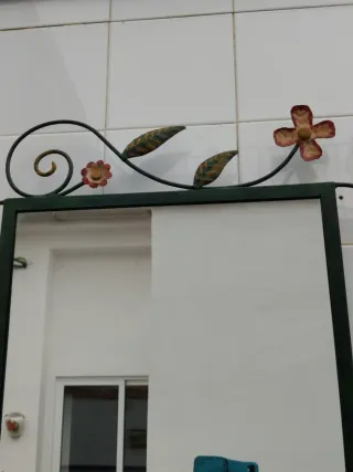ENTRADITA y espejo forja con azulejo monteria