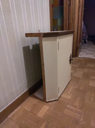 Armario antiguo para cuadro de luces