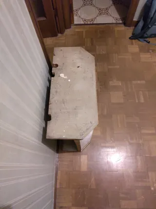 Armario antiguo para cuadro de luces