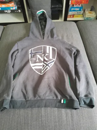 Sudadera con capucha gris y verde