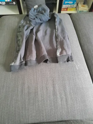 Sudadera con capucha gris y verde