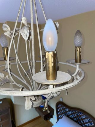 Lámpara de techo araña blanca y dorada