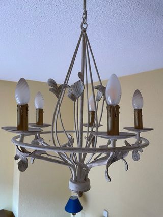 Lámpara de techo araña blanca y dorada