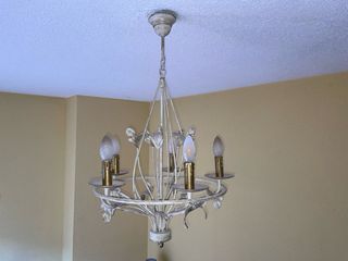 Lámpara de techo araña blanca y dorada