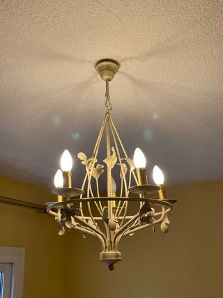 Lámpara de techo araña blanca y dorada