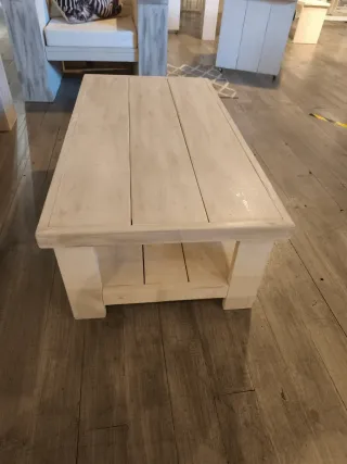 Mesa de centro de madera blanca