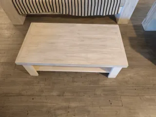 Mesa de centro de madera blanca