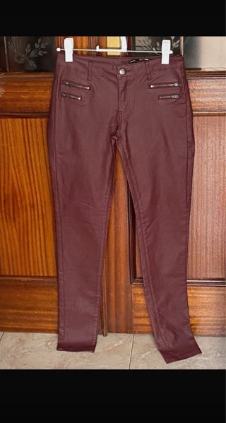 Pantalón polipiel pitillo granate