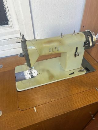 Mueble con máquina de coser de madera