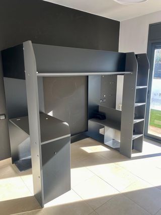 Cama alta con escritorio gris