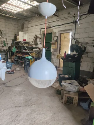 Lámpara esférica gris y transparente