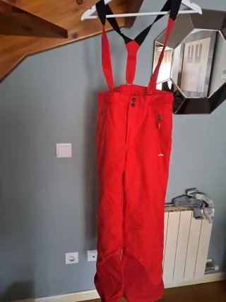 Mono de nieve rojo con tirantes. 12 años