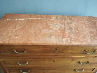 Cómoda antigua de madera con mármol