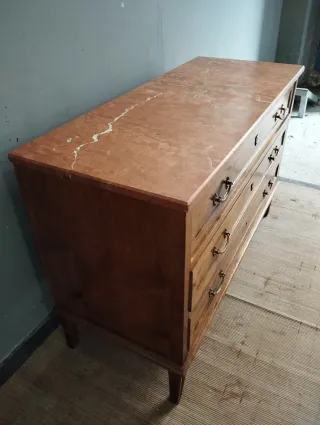 Cómoda antigua de madera con mármol