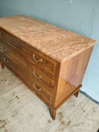 Cómoda antigua de madera con mármol