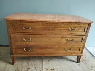 Cómoda antigua de madera con mármol