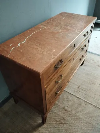 Cómoda antigua de madera con mármol