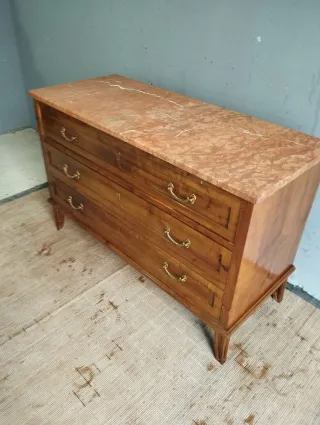 Cómoda antigua de madera con mármol