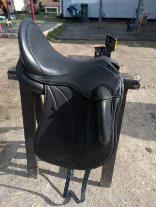 Montura Doma Clásica Omega Negra