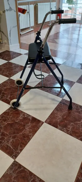 Andador azul con asiento y ruedas