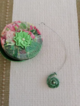 Collar artesanal papel maché verde