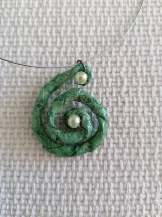 Collar artesanal papel maché verde