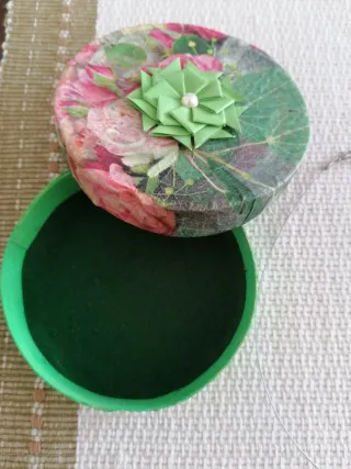 Collar artesanal papel maché verde