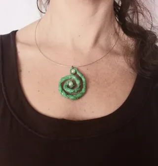 Collar artesanal papel maché verde