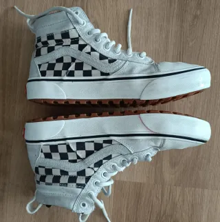 Zapatillas Vans grises y blancas