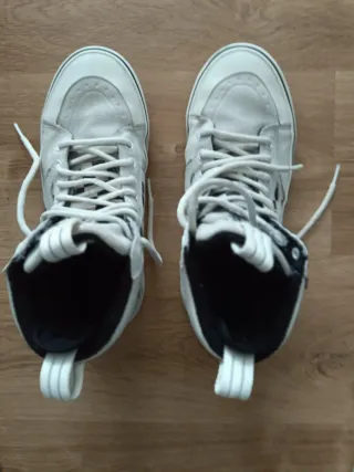 Zapatillas Vans grises y blancas