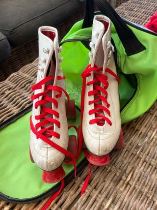 Patines de 4 ruedas blancos y rojos