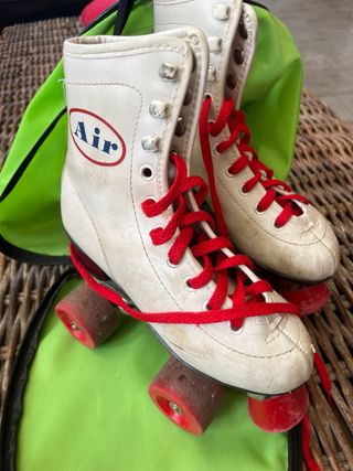 Patines de 4 ruedas blancos y rojos