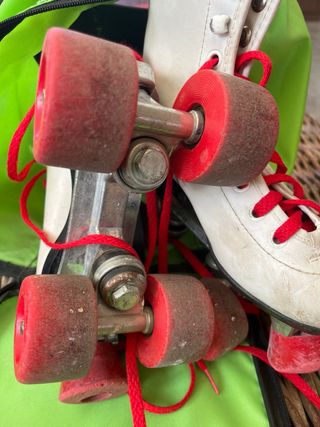 Patines de 4 ruedas blancos y rojos