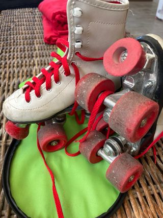 Patines de 4 ruedas blancos y rojos