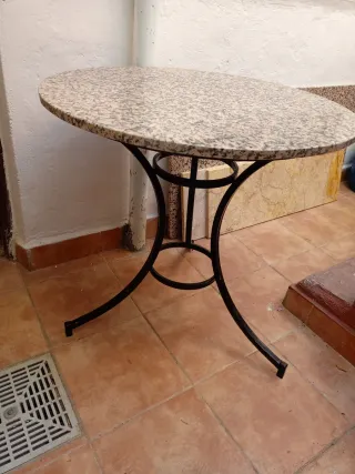 Mesa redonda forja y granito