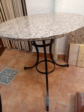 Mesa redonda forja y granito