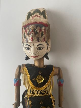 Marioneta oriental de madera policromada