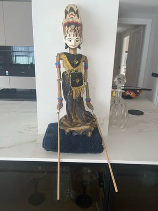 Marioneta oriental de madera policromada