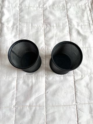 Portapenne neri in rete metallica