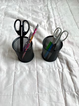 Portapenne neri in rete metallica