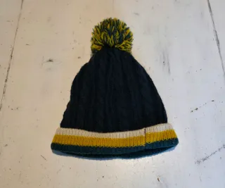 Gorro de lana azul y amarillo