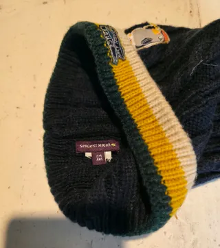 Gorro de lana azul y amarillo