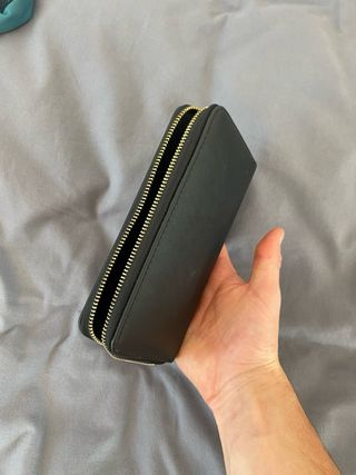 Monedero negro con detalles dorados