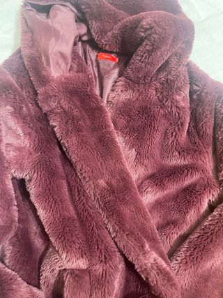 Abrigo de pelo burdeos con capucha